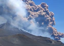 Eruzione Etna, crollata parte del cratere di sud-est, nube alta 5 chilometri e 'modesta' colata lavica, allerta rossa per i voli - VIDEO