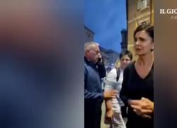 Aborto, Boldrini cacciata dai manifestanti: "Non ci rappresenta". Lei: "E allora fatevi rappresentare da FdI" - VIDEO