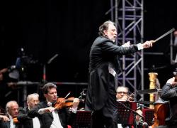 Teatro alla Scala, malore improvviso per direttore Riccardo Chailly, opera interrotta e 72enne trasportato in ospedale in codice giallo - VIDEO