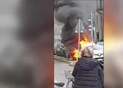 Milano, auto prende improvvisamente fuoco e scatena un rogo, coinvolte e distrutte altre due vetture - VIDEO