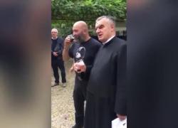 Predappio, padre Giulio Maria Tam già scomunicato dal Vaticano canta inno fascista “Giovinezza primavera di bellezza” a Villa Mussolini - VIDEO