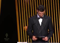 Pallone d'oro, gaffe di Djokovic sul palco: non consegna il premio ad Aitana Bonmatì, la saluta e basta - VIDEO