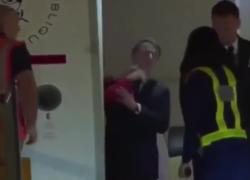 I Macron "in lite", Emmanuel schiaffeggiato dalla moglie Brigitte all'arrivo in Vietnam, l'Eliseo: "Un banale battibecco, scherzavano" - VIDEO