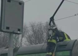 Milano, tram ATM linea 27 prende fuoco in via Bruto, a bordo 20 passeggeri: ipotesi incendio causato da caduta cavo alta tensione - VIDEO
