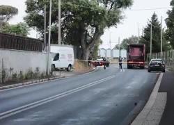 Incidente in via Trionfale a Roma, auto si scontra con un camion dell'Ama, morta una donna di 44 anni - VIDEO
