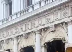Rissa piazza San Marco a Venezia al Gran Caffè Chioggia, camerieri avevano negato bagno senza consumazione a turisti - VIDEO
