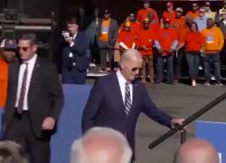 Biden inciampa 2 volte mentre sale sul palco a Philadelphia, il web: "Fatti la badante" - VIDEO