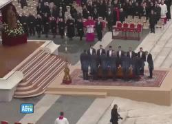 Benedetto XVI, padre Georg Gaenswin bacia la bara prima dell'inizio dei funerali - VIDEO