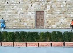 Ultima generazione imbratta Palazzo Vecchio a Firenze. Spray arancione sull'edificio - VIDEO