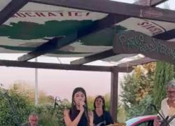 Elly Schlein se la canta e se la suona (con la chitarra) alla festa dell'Unità, web: "Può solo suonare alle sagre" - VIDEO


