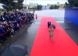 Summit CPE a Tirana, Rama si inginocchia davanti alla Meloni sul tappeto rosso, la premer in imbarazzo: "Edi, dai no" - VIDEO
