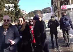 Wef Davos, il CEO di Pfizer Bourla non risponde alle domande sul vaccino per il Covid. "Perché non hai detto che non ferma la trasmissione del virus?" - VIDEO