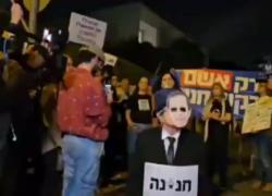 Israele, manifestazione davanti a casa di Herzog per protestare contro richiesta di grazia di Netanyahu, presenti esponenti opposizione - VIDEO