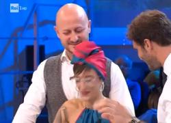 Affari Tuoi, proposta di matrimonio in puntata, Stefano De Martino porta il "pacco" con gli anelli - VIDEO
