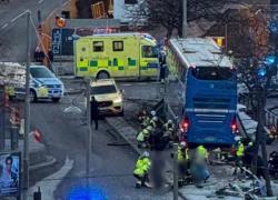 Stoccolma, bus di linea si schianta contro pensilina nel quartiere Ostermalm: "Diversi feriti gravi, 3 morti", arrestato autista - VIDEO