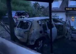Rivolte in Francia, auto in fiamme si schianta contro la casa del sindaco di Hay-Les-Roses, la moglie ferita alla gamba. Gli scontri arrivano in Svizzera