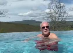 Anthony Hopkins in Toscana sulle note di Bella ciao grida: "Sono italiano". Fan impietosi