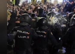 Valencia, scontri tra polizia e manifestanti al corteo contro la gestione della alluvione: "Assassini, dimettiti Mazon" - VIDEO