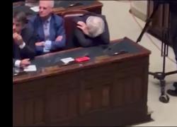 Funerali Napolitano, Sgarbi addormentato durante intervento cardinale Ravasi: svegliato dagli applausi - VIDEO