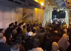 Israele, polizia usa manganelli contro i palestinesi, impedito il loro accesso nella Moschea di Al-Aqsa - VIDEO
