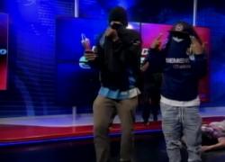 Caos in Ecuador, uomini armati e incappucciati irrompono in diretta tv, giornalisti e tecnici in ostaggio - VIDEO