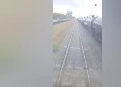 Camion dei pompieri travolto da un treno sulle rotaie in Florida con il passaggio a livello aperto, il VIDEO dell'incidente