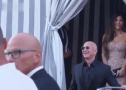 Matrimonio Bezos-Sanchez, ultima festa a Venezia: tema "Dolce Notte", la sposa in Versace e tacco 12, ospiti in lingerie e pigiami - VIDEO