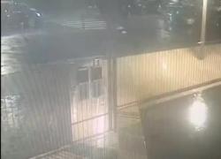 Pestaggio Iovino, il VIDEO integrale della ‘spedizione punitiva’, “Fedez prova a colpirlo”, gli altri lo accerchiano e lo picchiano