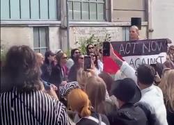 Copenaghen, allontanata da sfilata modella Jura Indexspring per aver mostrato bandiera Palestina con scritta "Agiamo contro genocidio Gaza" - VIDEO