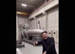 Kim Jong-Un balla fra i missili e le testate nucleari della Corea del Nord mentre parla in russo - il VIDEO AI virale