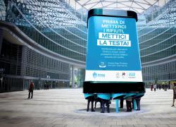 Amsa, al via a Milano la campagna "Mettici la Testa" con il maxi cestone: un’installazione per sensibilizzare sull’uso dei cestini