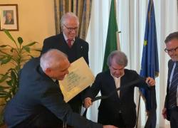 Renato Brunetta è cintura nera di judo, il ministro premiato da Giovanni Malagò: VIDEO