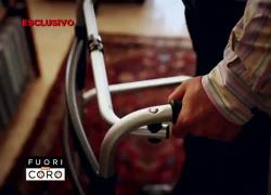 Fuori dal Coro, Karra su reazioni avverse da vaccino Covid: "Gamba amputata per trombosi dopo Astrazeneca, ma ignorato da Aifa. Preoccupati solo che fossi giornalista"