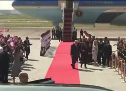 Malesia, Trump scatenato si unisce ai passi dei ballerini che lo accolgono con musiche tradizionali all'aeroporto di Kuala Lumpur - VIDEO