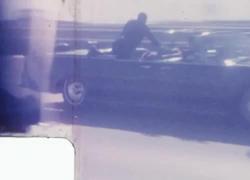 Assassinio John Kennedy, i tentativi di salvataggio del Presidente e della moglie Jackie, l'agente Clint Hill usa il suo corpo come scudo - VIDEO INEDITO