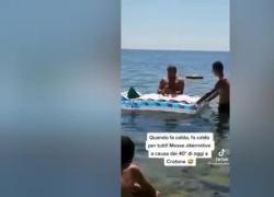Prete celebra la messa in mare, il materassino è l'altare: VIDEO