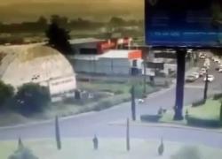Messico, treno merci travolge autobus a 2 piani durante attraversamento binari su passaggio a livello ad Atlacomulco, 10 morti e 61 feriti - VIDEO