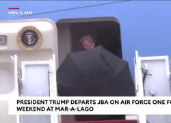 Trump non riesce a chiudere l'ombrello mentre sale sull'Air Force One, il tycoon era diretto nella sua casa in Florida - VIDEO virale