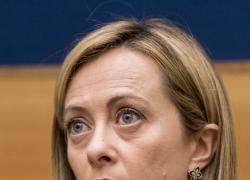 Nuovi insulti alla Meloni,  Di Luca: "Una di quelle turiste vomitate dai pullman"