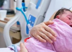 Roma, il padre del neonato morto durante l'allattamento accusa l'ospedale: "Mia moglie sola per le norme anti-Covid"