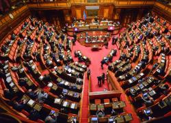 Salario minimo, testo va in Aula, dietrofront di Meloni: "Aperta al confronto", Pd: "Era ora". L'influenza dei sondaggi - Retroscena