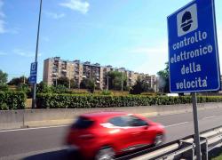 Autovelox, le multe arriveranno a casa senza foto, il garante: "Violano la privacy", Salvini: "Vietati sotto i 50 km/h"