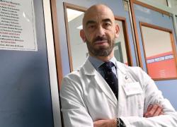 Mascherina al ristorante, Bassetti dice no: "Obbligo ridicolo e pericoloso"