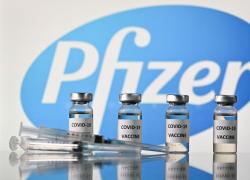 Vaccino Covid, Naomi Wolf: "Pfizer ha avvertito gli uomini inoculati di non fare sesso con donne in età fertile, proteina Spike può generare effetti avversi tramite sperma"
