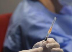 Vaccino Covid e reazioni avverse, parlamentari Uk: "Agenzia farmaco Mhra ha nascosto miocarditi e problemi di coagulazione già nel 2021, va indagata"