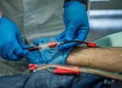 Trasfusioni sangue da donatori senza vaccino Covid, via libera dal Policlinico di Milano dopo la richiesta di un paziente per il suo intervento