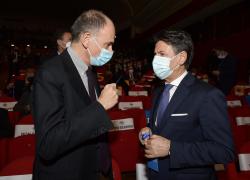 Pd-M5s, l'alleanza vacilla. Lo scontro sulle spese militari: "Dai grillini bugie da cialtroni"