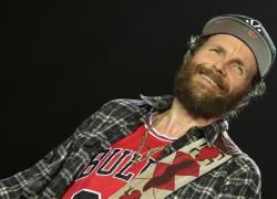 Jovanotti, incidente in bicicletta a Santo Domingo sul dosso artificiale: "Rotto femore e clavicola, non sto in piedi"; lunedì l'operazione