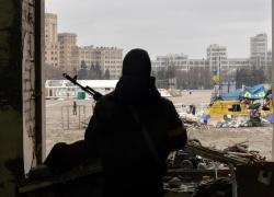 Guerra in Ucraina, raid sulle reti elettriche a Kherson: 95% delle case senza luce. Zelensky: "Mosca vuole distruggerci con freddo e buio"