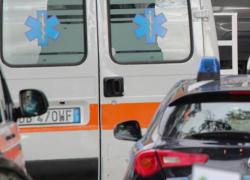 Incidente a Sanremo, 17enne morto travolto da tir, grave la sorella 15enne. Autista arrestato per omicidio stradale